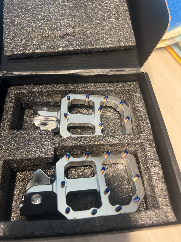 titanium pegs chrome/black